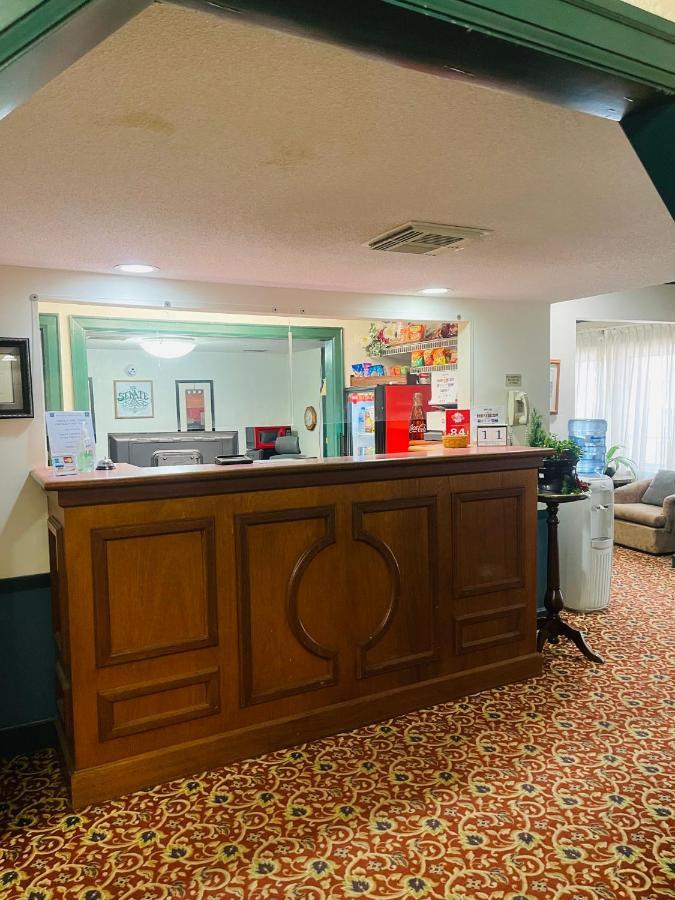 Senate Suites Extended Stay Hotel Topeka Bagian luar foto