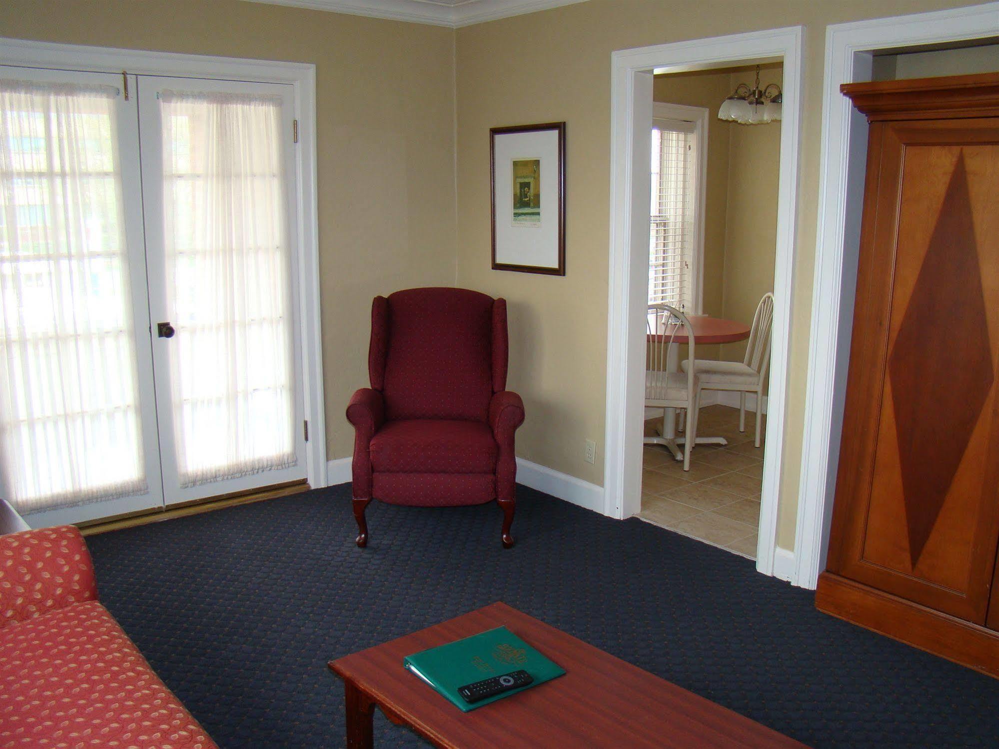 Senate Suites Extended Stay Hotel Topeka Bagian luar foto