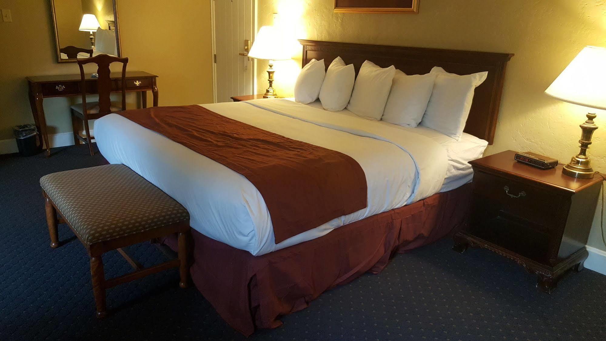 Senate Suites Extended Stay Hotel Topeka Bagian luar foto