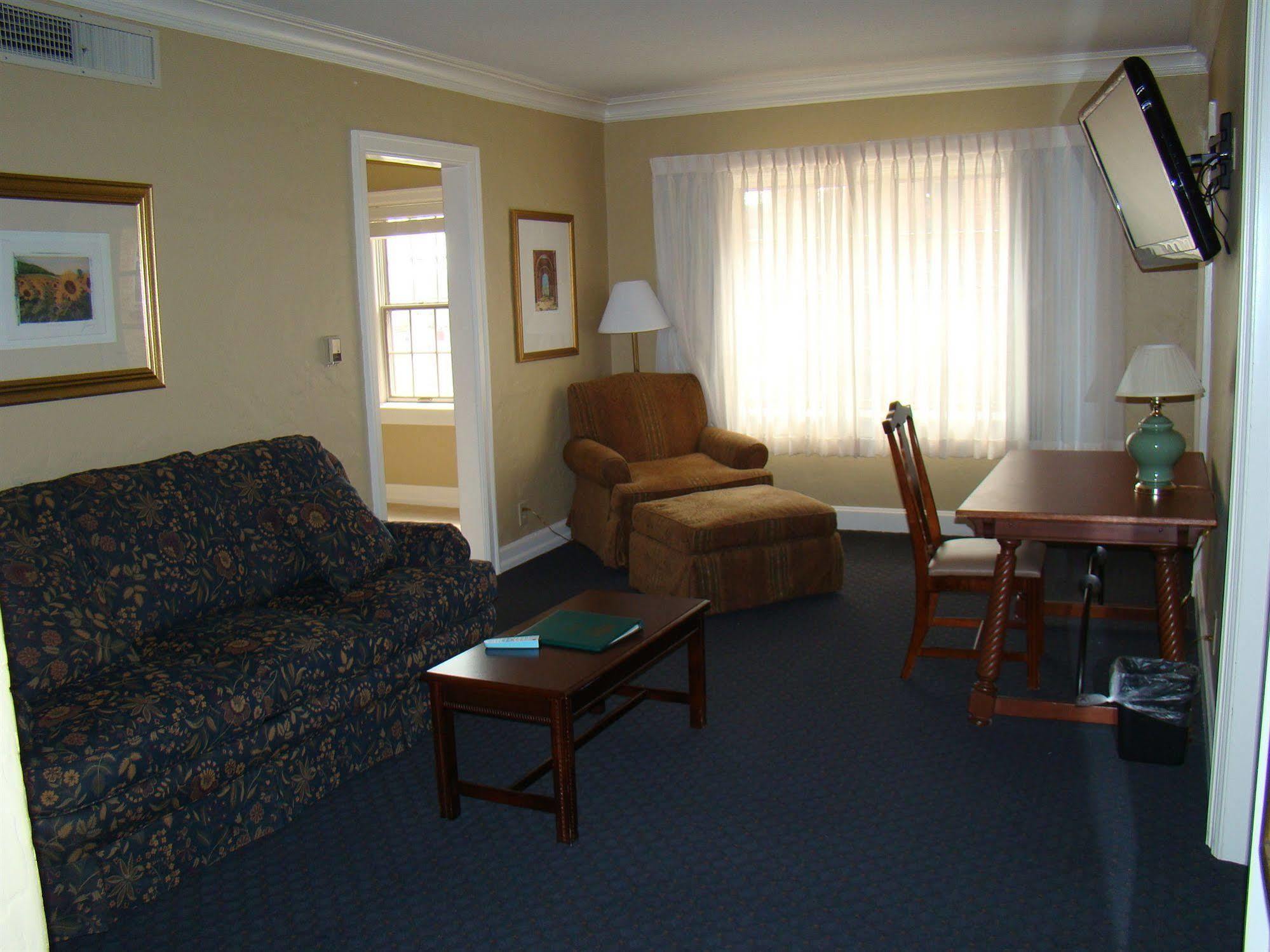 Senate Suites Extended Stay Hotel Topeka Bagian luar foto